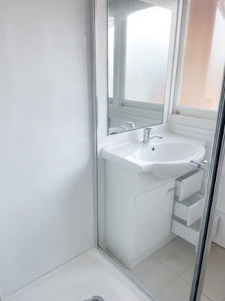 Shower glass after cleaning
