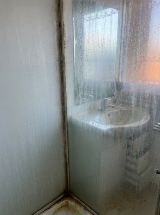 Shower glass before cleaning